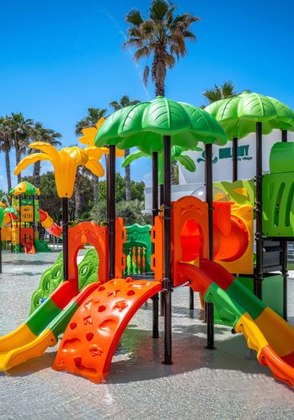 Parco acquatico colorato con scivoli e giochi per bambini.
