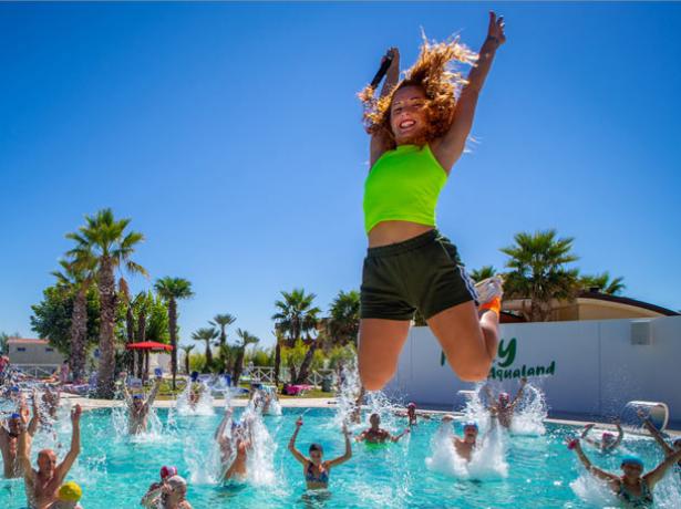 holidayfamilyvillage it offerta-agosto-villaggio-porto-sant-elpidio-con-piscina-e-spiaggia-privata 011