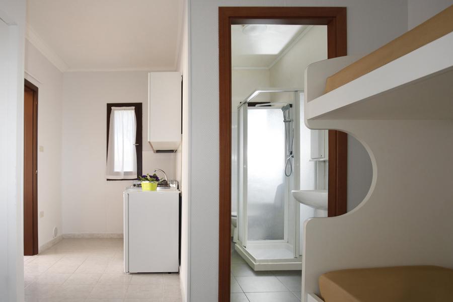 Piccolo appartamento luminoso, letto a castello e bagno moderno.